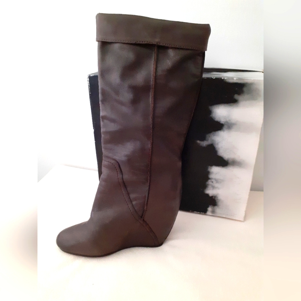 Boots - Picture 5 of 6